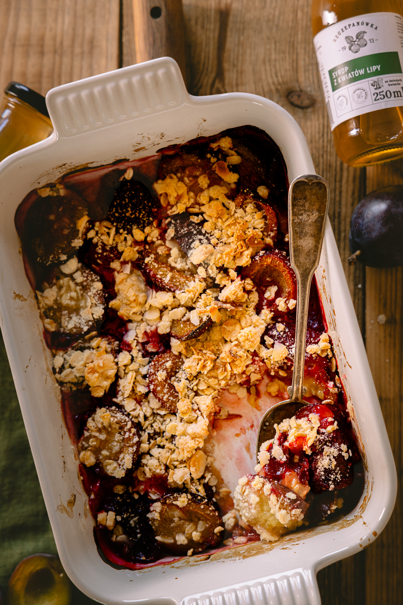 Pieczone śliwki z kwiatem lipy