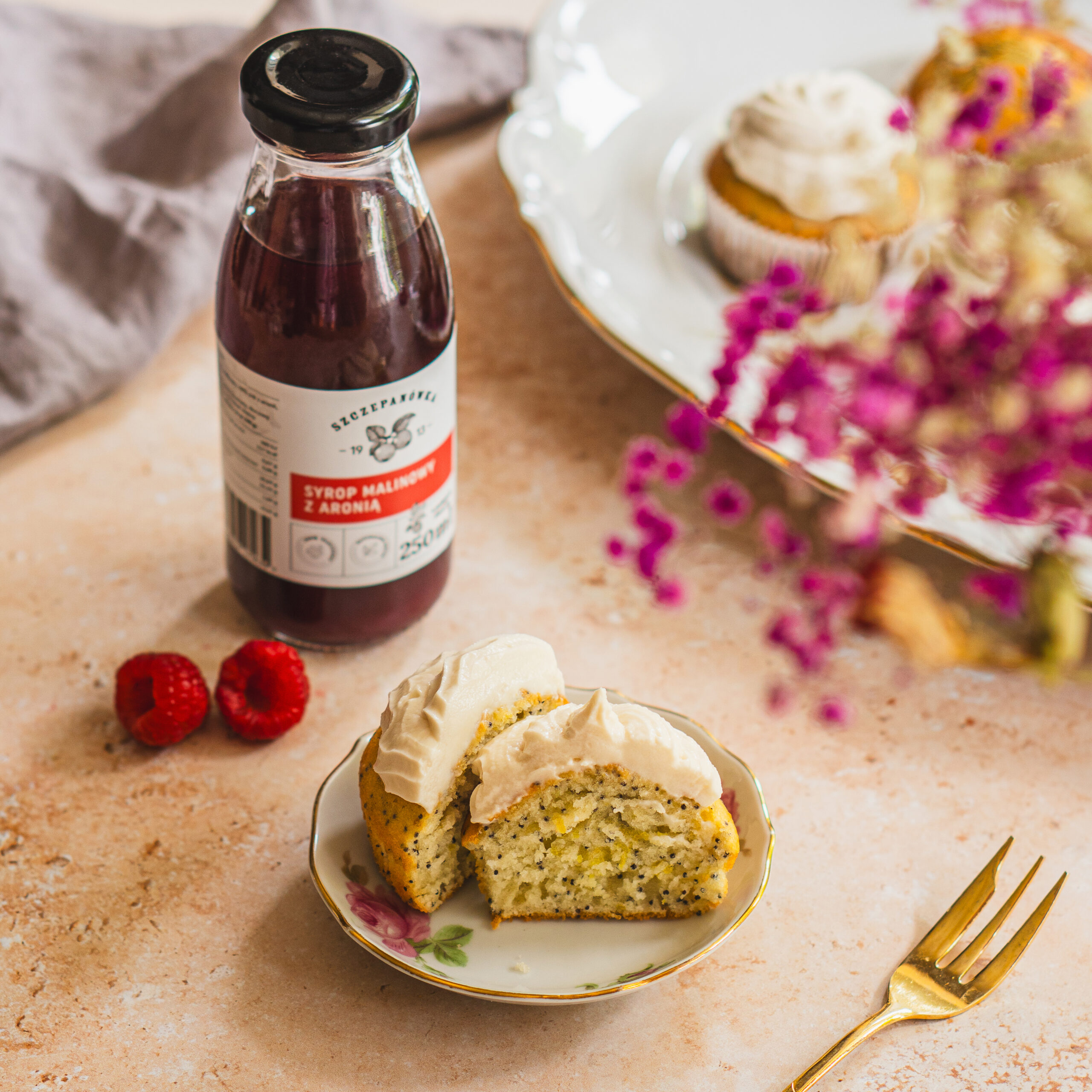 Babeczki cytrynowe z makiem i kremem malinowo – aroniowym